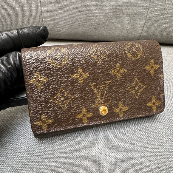 Louis Vuitton Handbags - 🧡Authentic Louis Vuitton Classic Monogram Pattern Wallet🧡
